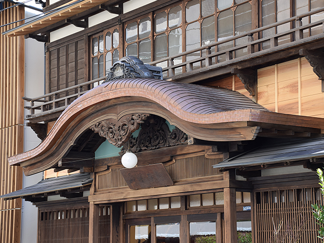 Karahafu (undulating bargegoard)